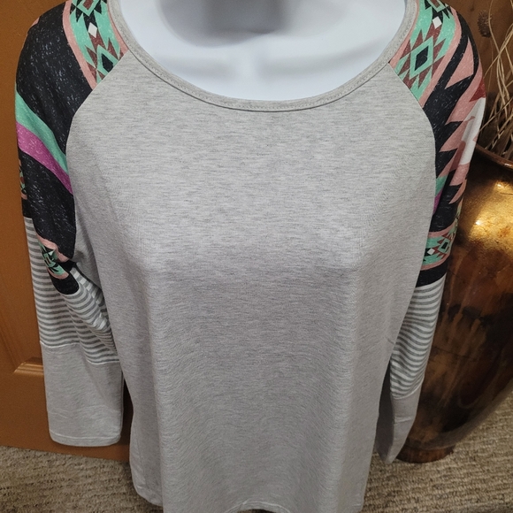 💜 New Round Neck Tribal Striped Top - Picture 3 of 5